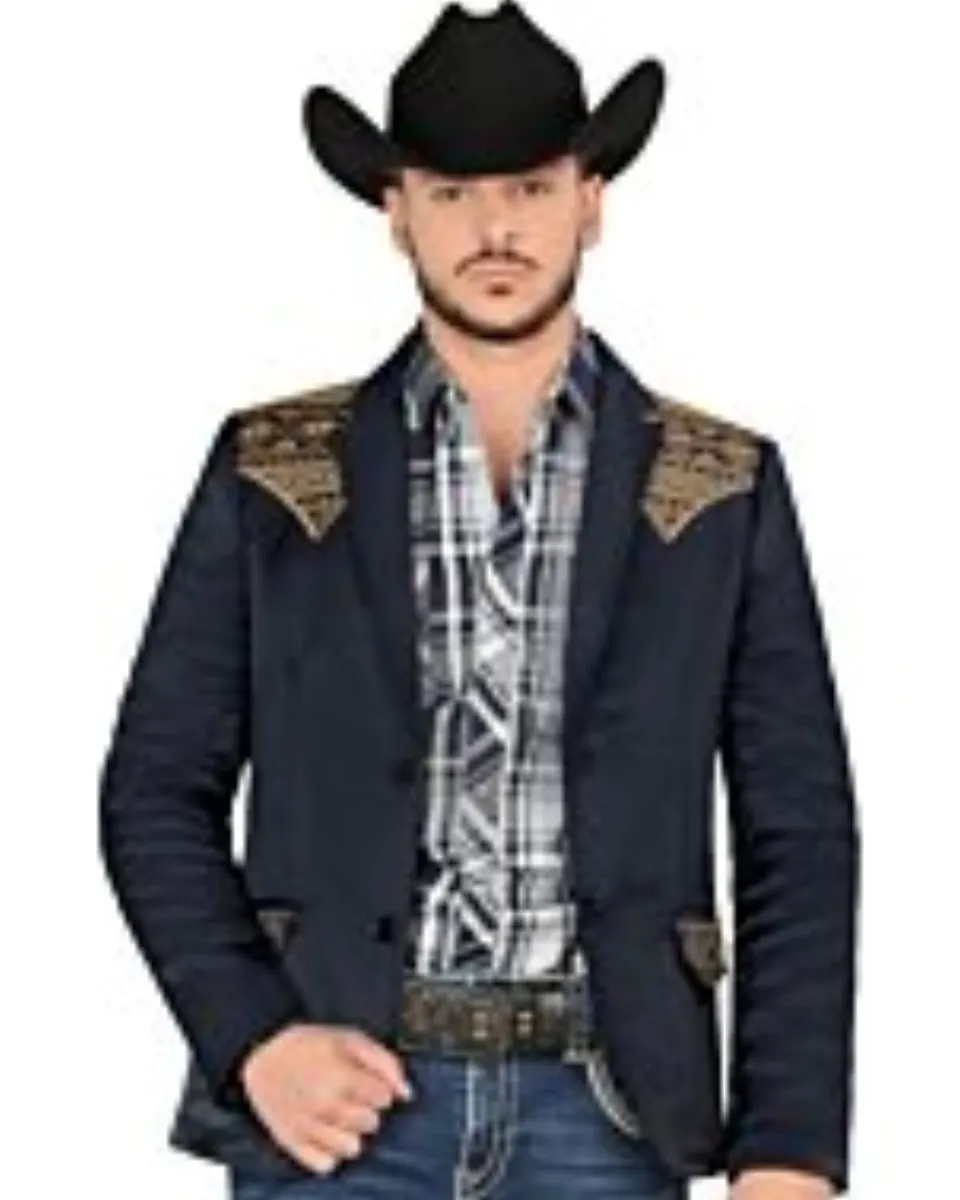 Hombre con saco Montero 2181 color azul marino con bordado dorado en los hombros y bolsillos, combinado con sombrero vaquero y camisa a cuadros.