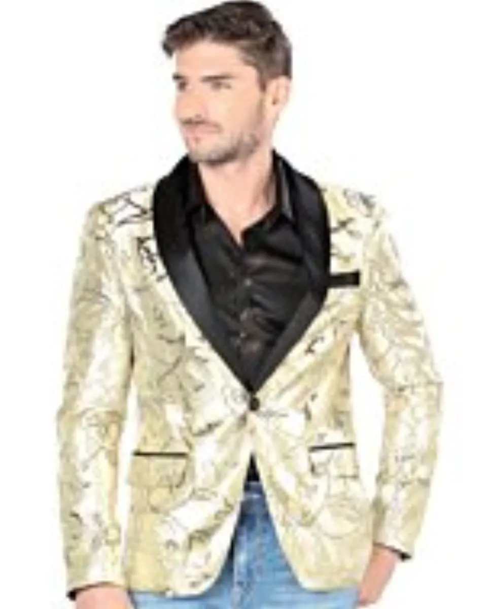 Hombre joven con barva rala luciendo saco color crema con oro y camisa color negro.