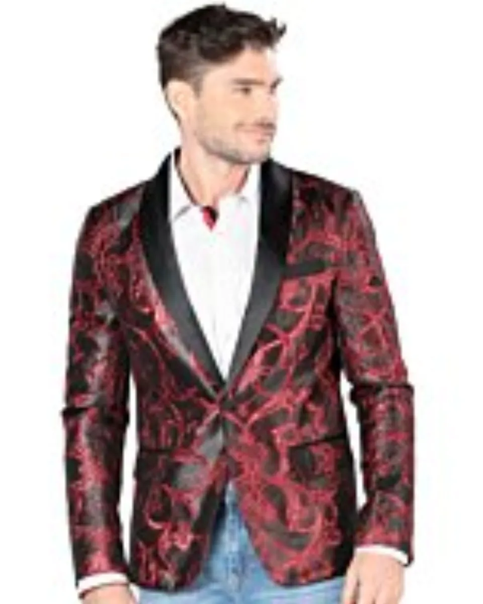 Hombre joven con barva rala luciendo saco color negro con vino y camisa color blanco.