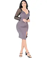 Vista completa de una modelo con un vestido púrpura con mangas transparentes y abertura frontal