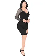 Vista completa de una modelo con un vestido negro con mangas transparentes y abertura frontal